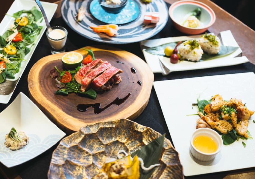 写真：綺麗に盛り付けられた様々な料理