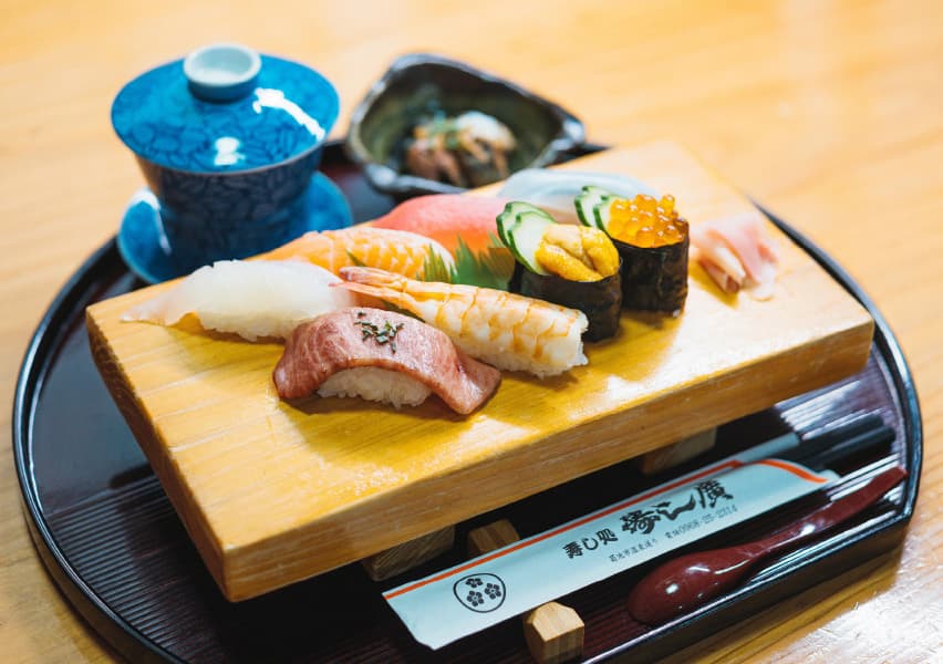 写真：うにやいくらなどにぎり寿司8貫と茶碗蒸し、小鉢のセット