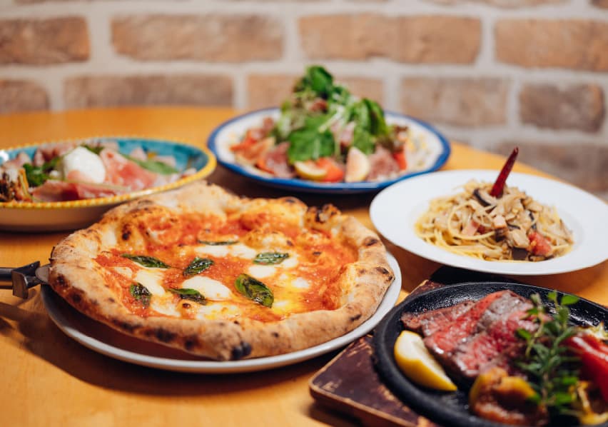 写真：マルゲリータとパスタ、お肉の鉄板焼き、サラダなど