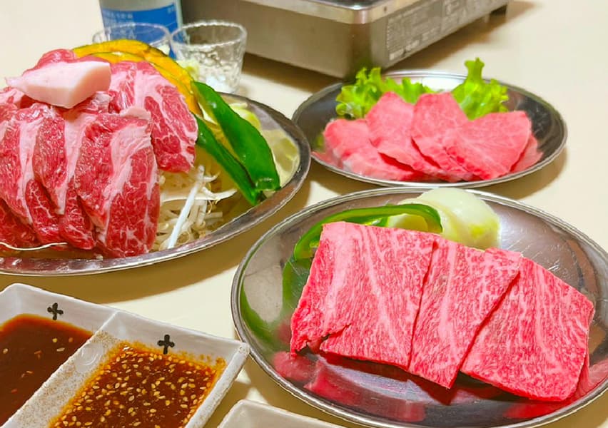 写真：銀皿の上に盛り付けられたいろいろな部位の牛肉と野菜