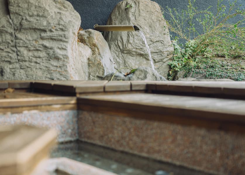 写真：岩や木の中にある露天温泉